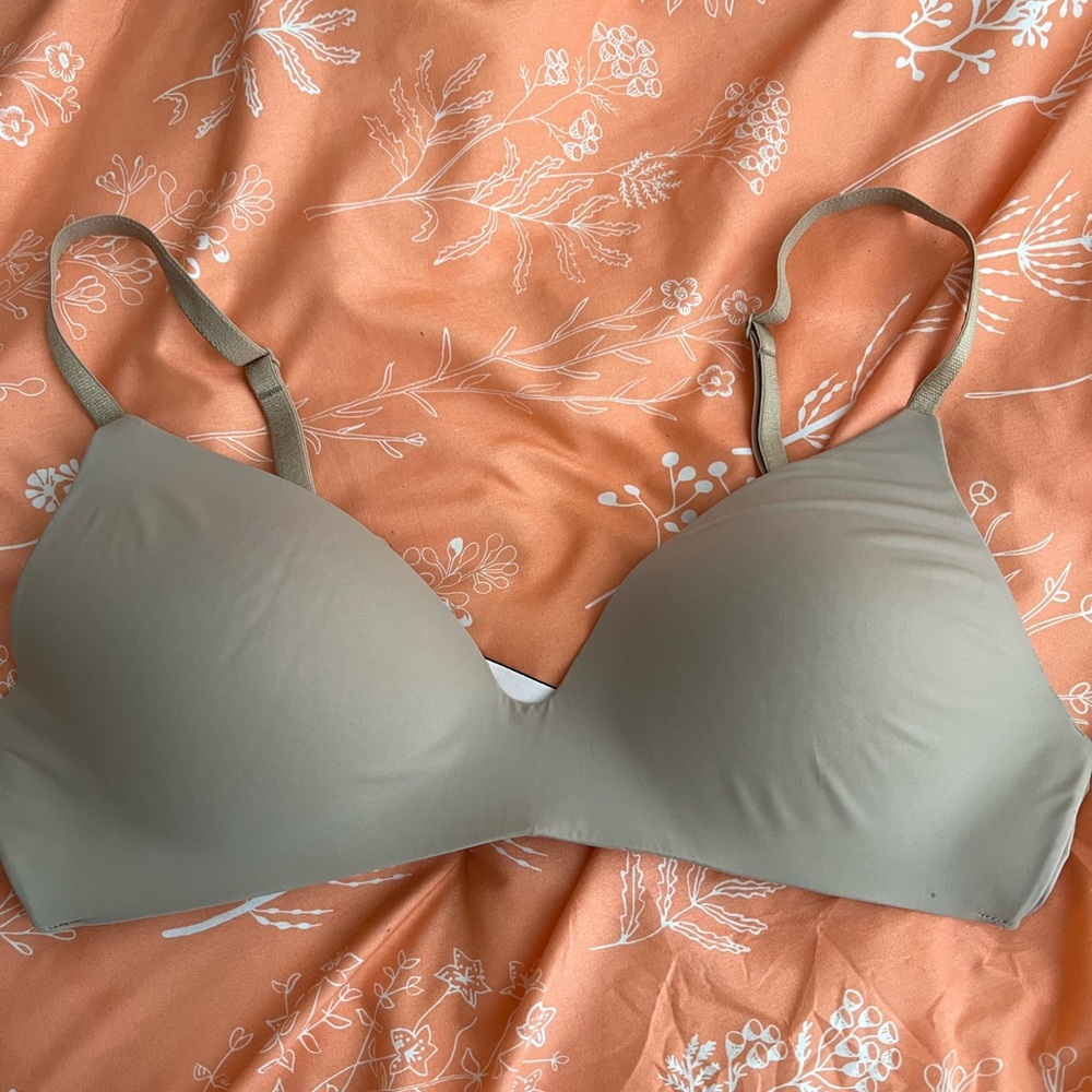 Victoria’s Secret Lightly Lined Wireless Tshirt Bra 34 C